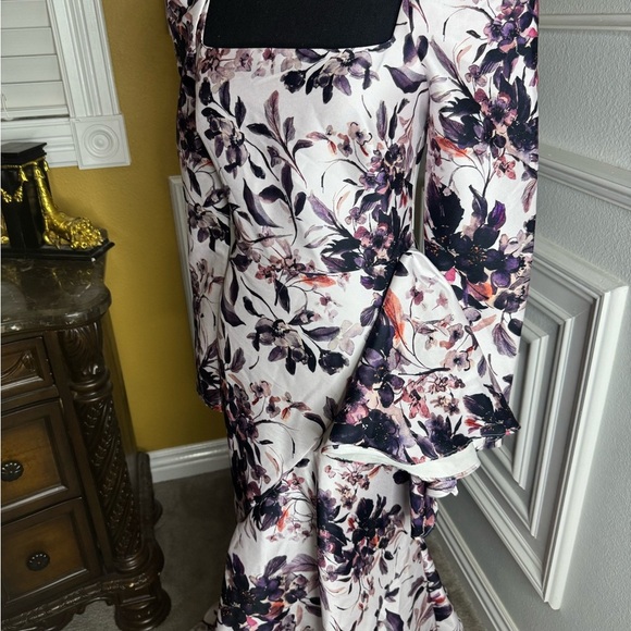 Badgley Mischka
Floral Flounce Hem Gown - Picture 13 of 16